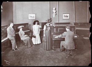 A piano showroom, New York, 1907 (stříbrný želatinový tisk)